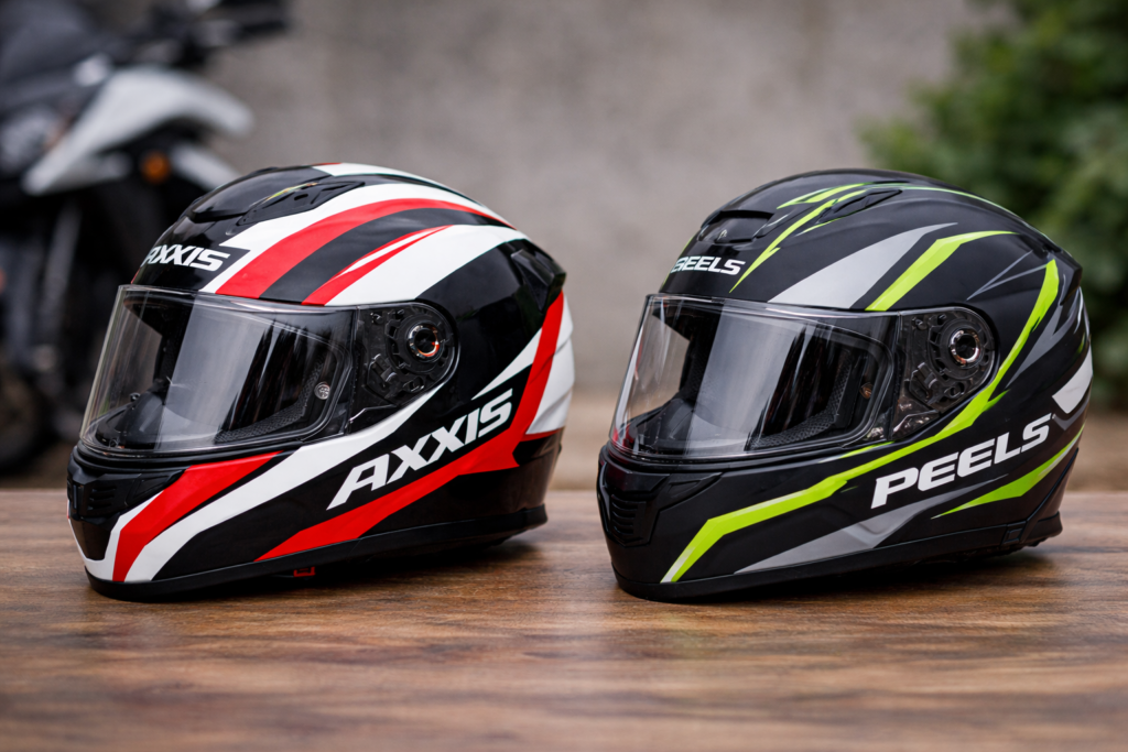 Capacete Axxis ou Peels: Qual Marca Vale Mais a Pena em 2026? Comparação entre capacete Axxis e capacete Peels lado a lado destacando design e estilo dos modelos