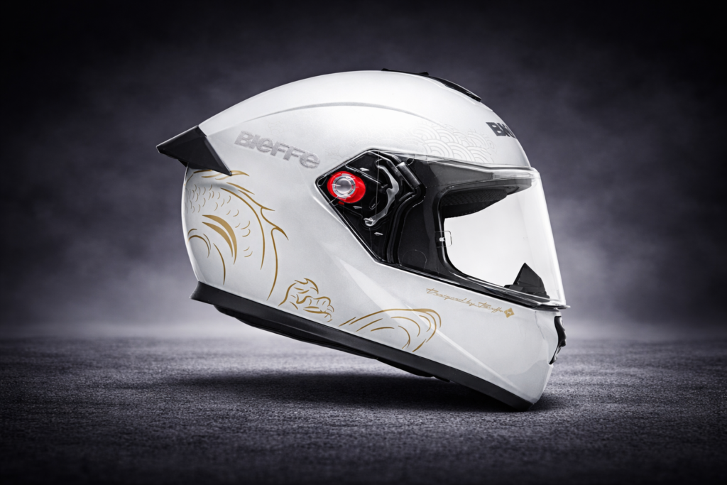 Capacete Bieffe é Bom? Vale a Pena Comprar? Review Completo da Marca Capacete Bieffe fechado branco com viseira transparente e grafismo lateral em destaque